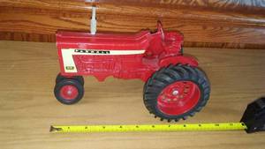 lot 816 image: Farmall 806 Scale Tractor