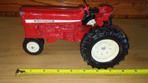lot 817 image: ERTL International IH Scale Tractor