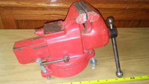 lot 845 image: Workshop Cast Vice.