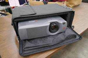 Very nice 3M MP8765 projector in carrying case
