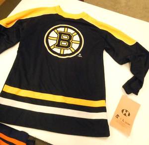 Nice Boston Bruins lightweight jerzee Kids size 1012