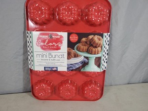lot 32 image: New Nordic Ware Mini Bundt Brownie and Muffin Pan