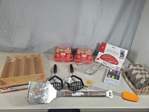 lot 146 image: New Camo Deer Spatula and New Kitchen Items