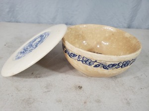 lot 173 image: Vintage Universal Cambridge Pottery Bowl with Lid