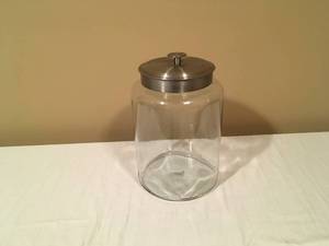 lot 271 image: Large Glass Jar wLid