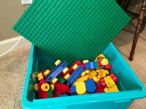 lot 212 image: Bin of Legos
