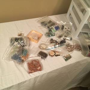 lot 214 image: Semi-precious Stones in 3-drawer Organizer