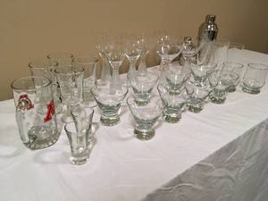 lot 242 image: Specialty Drinkware Set