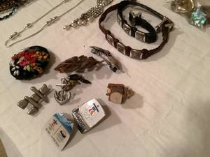 lot 364 image: Jewelry Lot