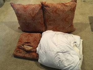 lot 388 image: Queen Bed set
