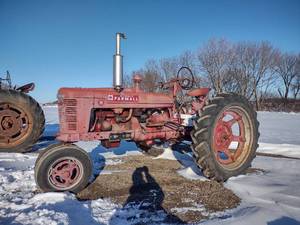 lot 4 image: McCormick Farmall H Narrow Front