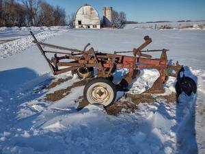 lot 6 image: International 3 Bottom Plow model 70