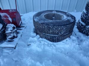 lot 19 image: Set of two truck tires 10.00R20
