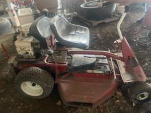 lot 25 image: Vintage Snapper Riding Mower