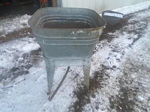 lot 50 image: Older Galvanized Wash Basin with Stand