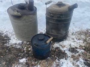 lot 52 image: Vintage Metal Gas and Oil Cans