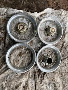 lot 93 image: 4 Chevrolet Beauty Rings and three center caps