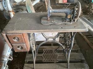 lot 112 image: Vintage Singer Sewing Machine and Table