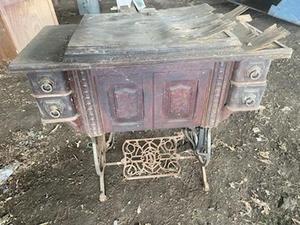 lot 113 image: Vintage Sewing Machine and Table