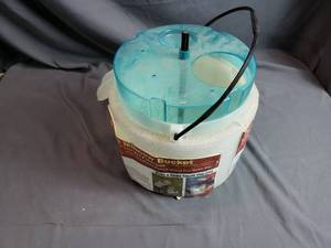Dry Hands Minnow Bucket