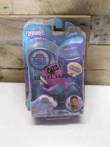 lot 40 image: Fingerlings NELLY Baby Narwhal #3696 open