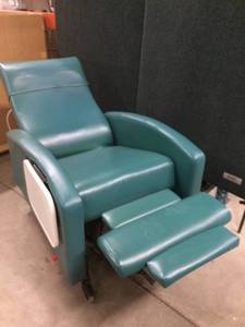 MSRP $3500 WINCO&nbspExtra-Wide&nbspClinical Care Recliner Resident Patient Recovery Geri Chair&nbsp- WOW HEAT &amp MASSAGE Dual Swingaway Arms (Easy Wheelchair Access For Patients) 500lb Capacity Flip Up Trays Both Sides - Great Working Condition