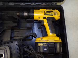 Dewalt Cordless Drill and Charger 18V  Runs