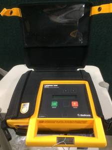 lot 19 image: MSRP $1500 Medtronic Physio Control Lifepak 500 AED Automated External Defibrillator - Test As Working However Needs Replacement Battery