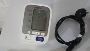lot 9 image: Lot of MediChoice Blood Pressure Cuffs and Omron Blood Pressure Monitor