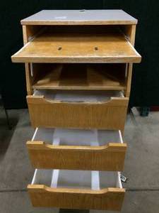 lot 55 image: 3 Drawar Mobile Wood CabinetPodium - Has Wear & Tear
