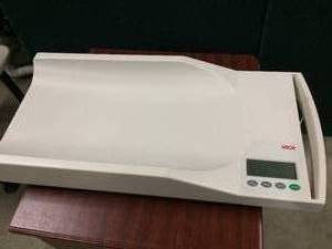 lot 59 image: MSRP $300&nbspSeca 334 Electronic Baby Scale with Handle for Mobile Use Great Working Condition
