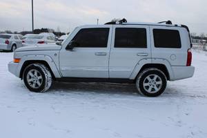 lot 17 image: 2008 Jeep Commander Limited - LOADED HEMI - 4X4