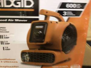 lot 19 image: RIDGID 600 CFM Portable Blower Fan Air Mover with Daisy Chain Customer Returns See Pictures