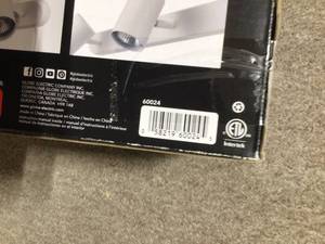 lot 21 image: Globe Electric Dale 1.85 ft. 3-Light Matte White Plug-In Linear Track Lighting Kit Customer Returns See Pictures