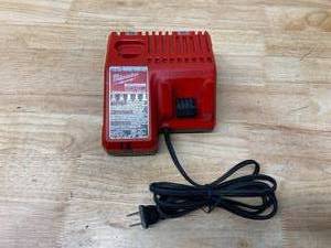 lot 62 image: MILWAUKEE M12M18 Multi-Voltage Battery Charger, Model# 48-59-1812