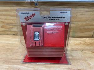 lot 28 image: MILWAUKEE 48-59-0255 MILWAUKEE UNIVERSAL 1 HOUR CHARGER