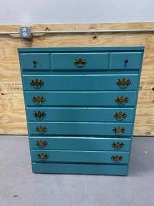 lot 44 image: 4-Drawer Dresser