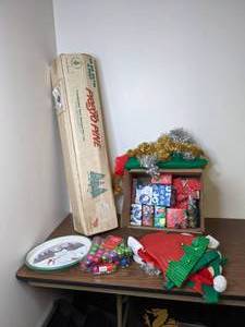 lot 339 image: Christmas Artificial Tree & Decor