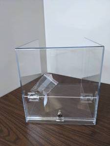 lot 340 image: Clear Acrylic Display Case w Lock and Key