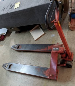lot 16 image: Magnum Pallet Jack Model M