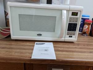 lot 23 image: White Oster Microwave