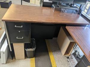 lot 363 image: Large L-Shaped Desk with Risers