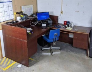 lot 84 image: L-Shaped Office Desk and Chair