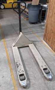 lot 686 image: Crown Pallet Jack