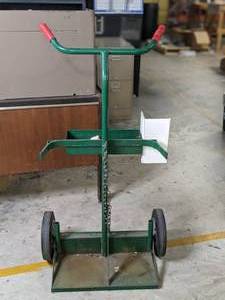 lot 604 image: Harper Trucks Series 140 Cylinder Truck