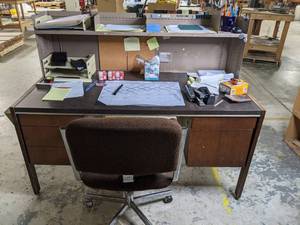 lot 650 image: Desk, Desk Organizer Top, Desk Chair, and Tan Filing Cabinet