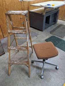 lot 610 image: Wood Step Ladder and Swivel Stool