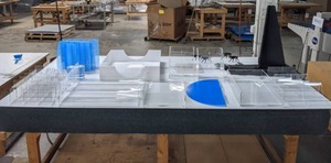 lot 452 image: Assorted Acrylic and Plastic Displays