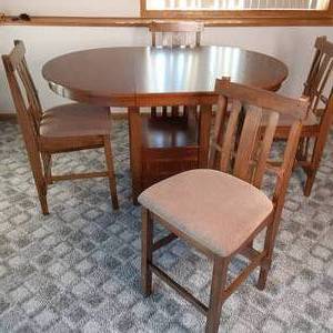 Solid wood table in excellent condi...