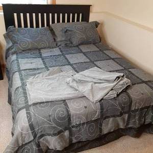Queen size bed w wood headboard an...